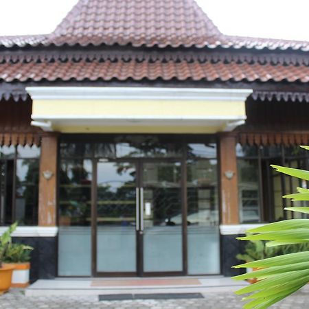 Hotel Simpang Tujuh Cepu Zewnętrze zdjęcie