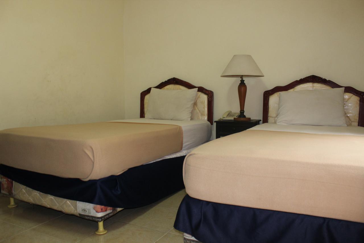 Hotel Simpang Tujuh Cepu Zewnętrze zdjęcie