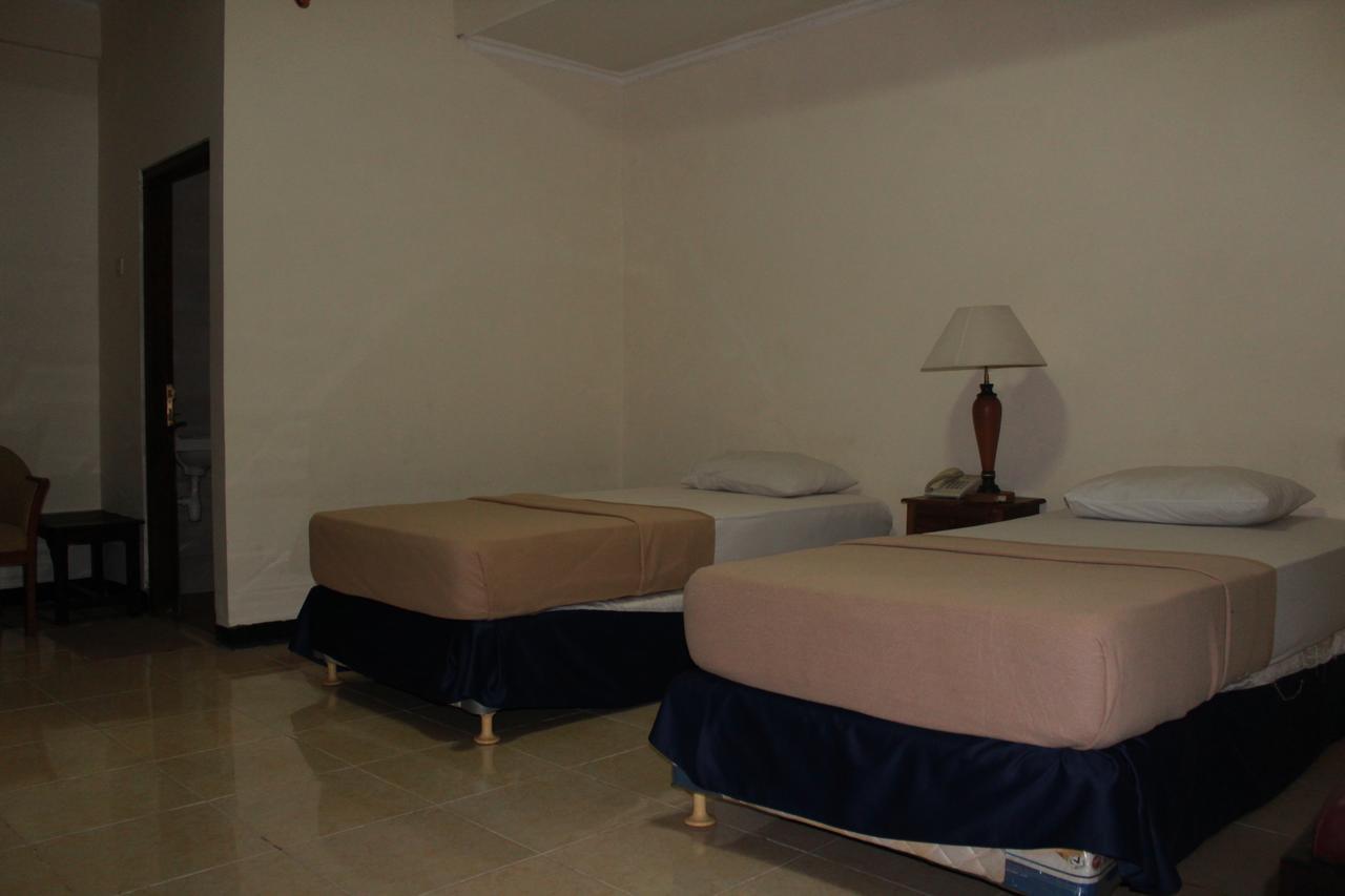 Hotel Simpang Tujuh Cepu Zewnętrze zdjęcie