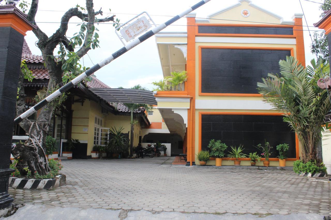 Hotel Simpang Tujuh Cepu Zewnętrze zdjęcie