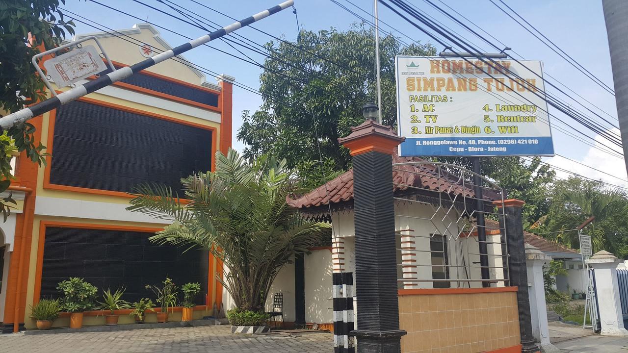 Hotel Simpang Tujuh Cepu Zewnętrze zdjęcie