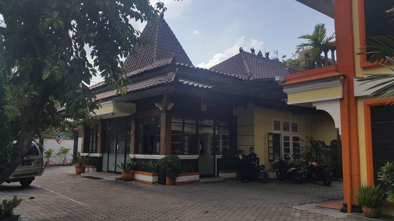 Hotel Simpang Tujuh Cepu Zewnętrze zdjęcie