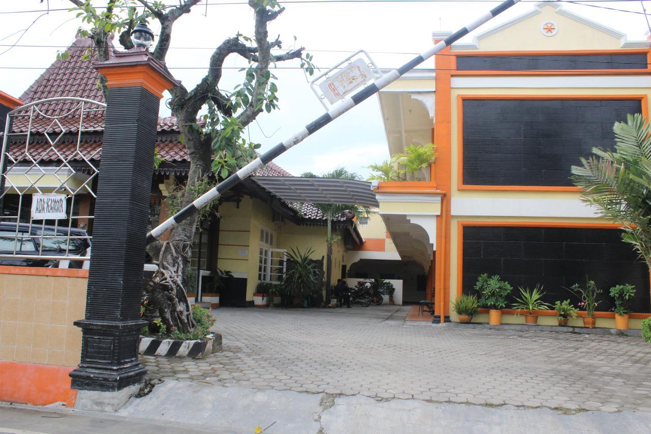 Hotel Simpang Tujuh Cepu Zewnętrze zdjęcie