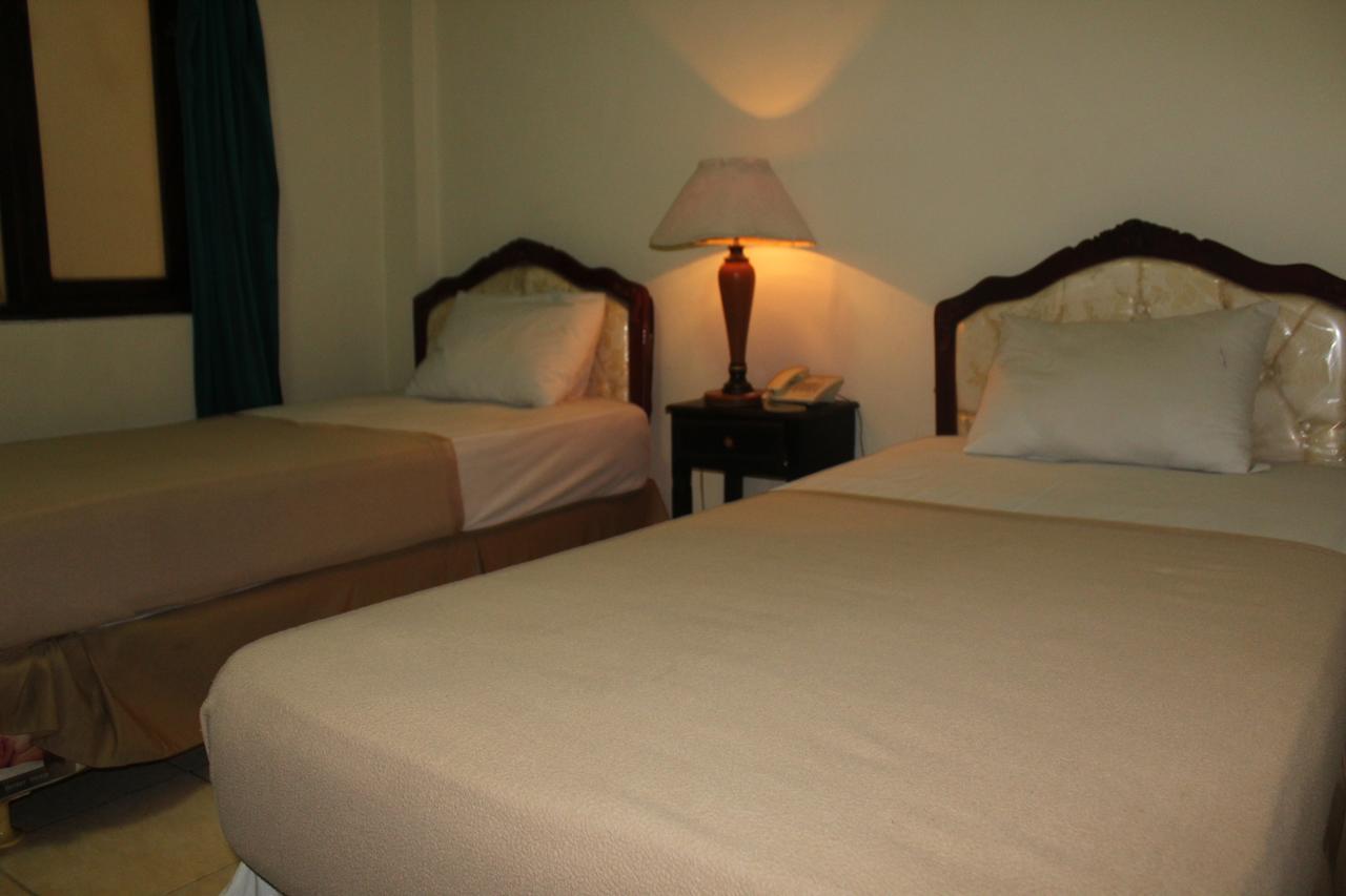 Hotel Simpang Tujuh Cepu Zewnętrze zdjęcie