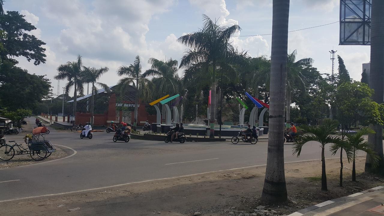 Hotel Simpang Tujuh Cepu Zewnętrze zdjęcie