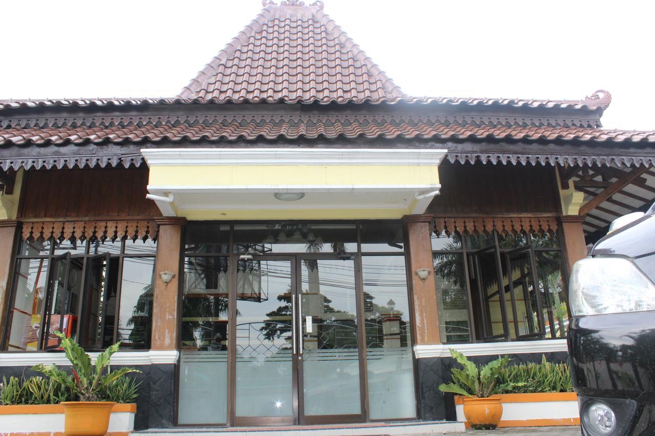 Hotel Simpang Tujuh Cepu Zewnętrze zdjęcie